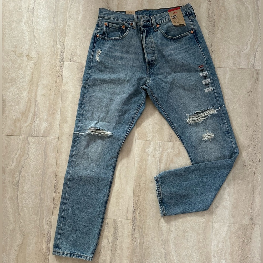 NWT women’s LEVIS 501 distressed jeans 30x28